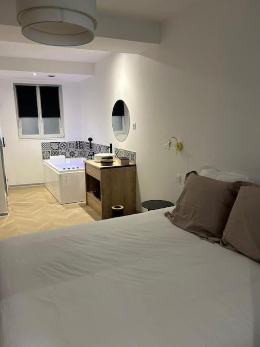 Appartement Spa 2 Pers-Couteliers-Centre Ville มูแล็ง ภายนอก รูปภาพ